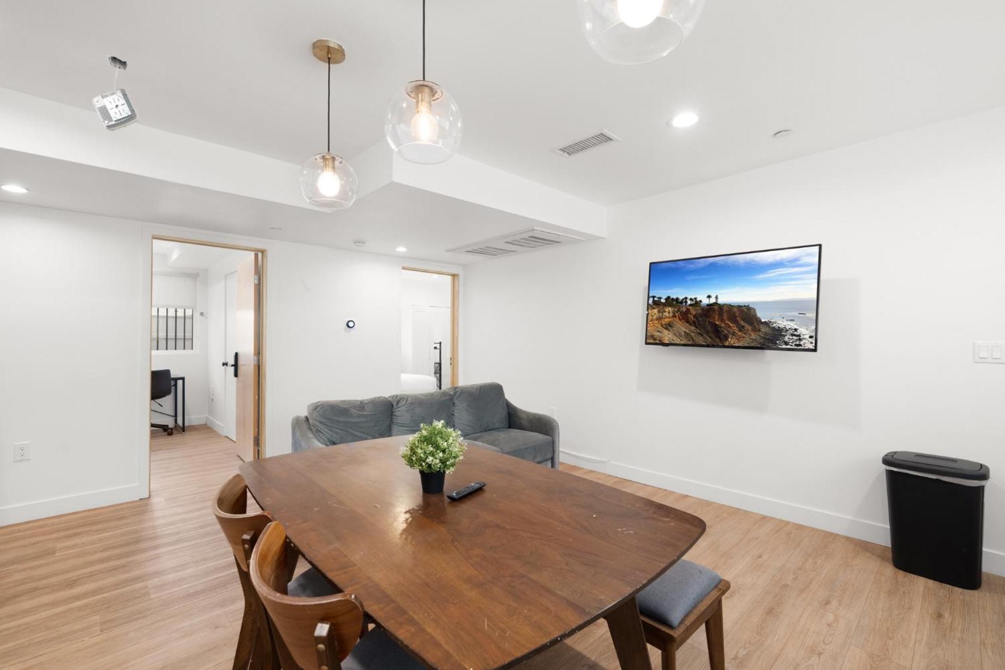 Charming Urban Retreat Near Usc In La- Private Room With Share Living Room With Kitchen Los Angeles Exterior photo